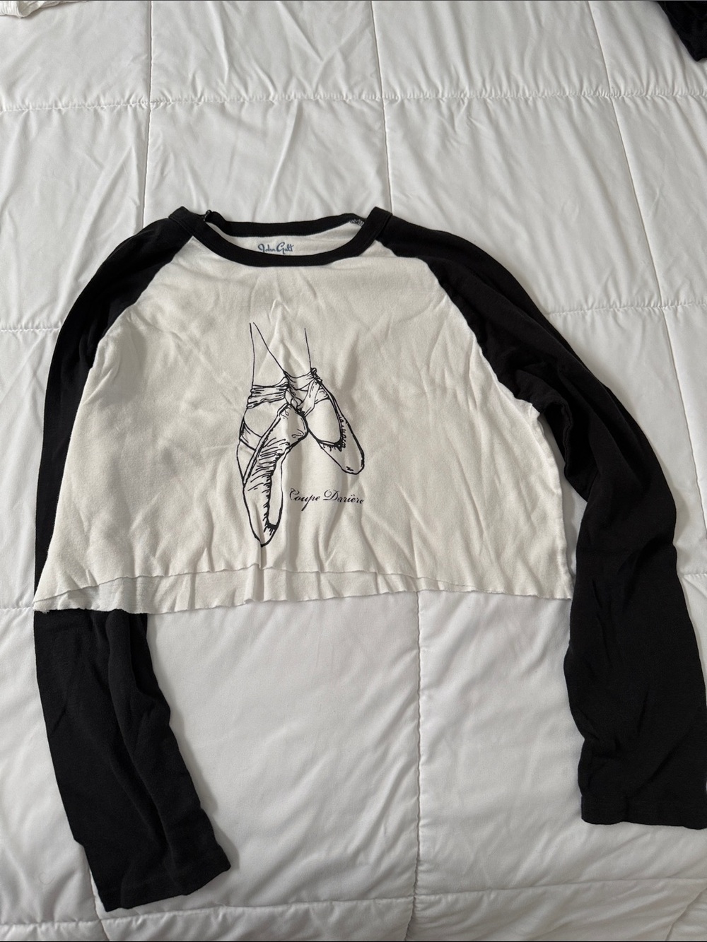 Brandy Melville Black & White Ballet Pointe Raglan Crop Tee
